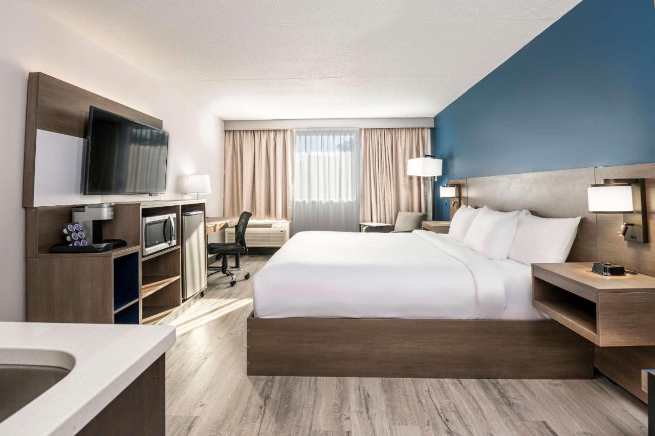 Comfort Suites Kingston Central Екстер'єр фото