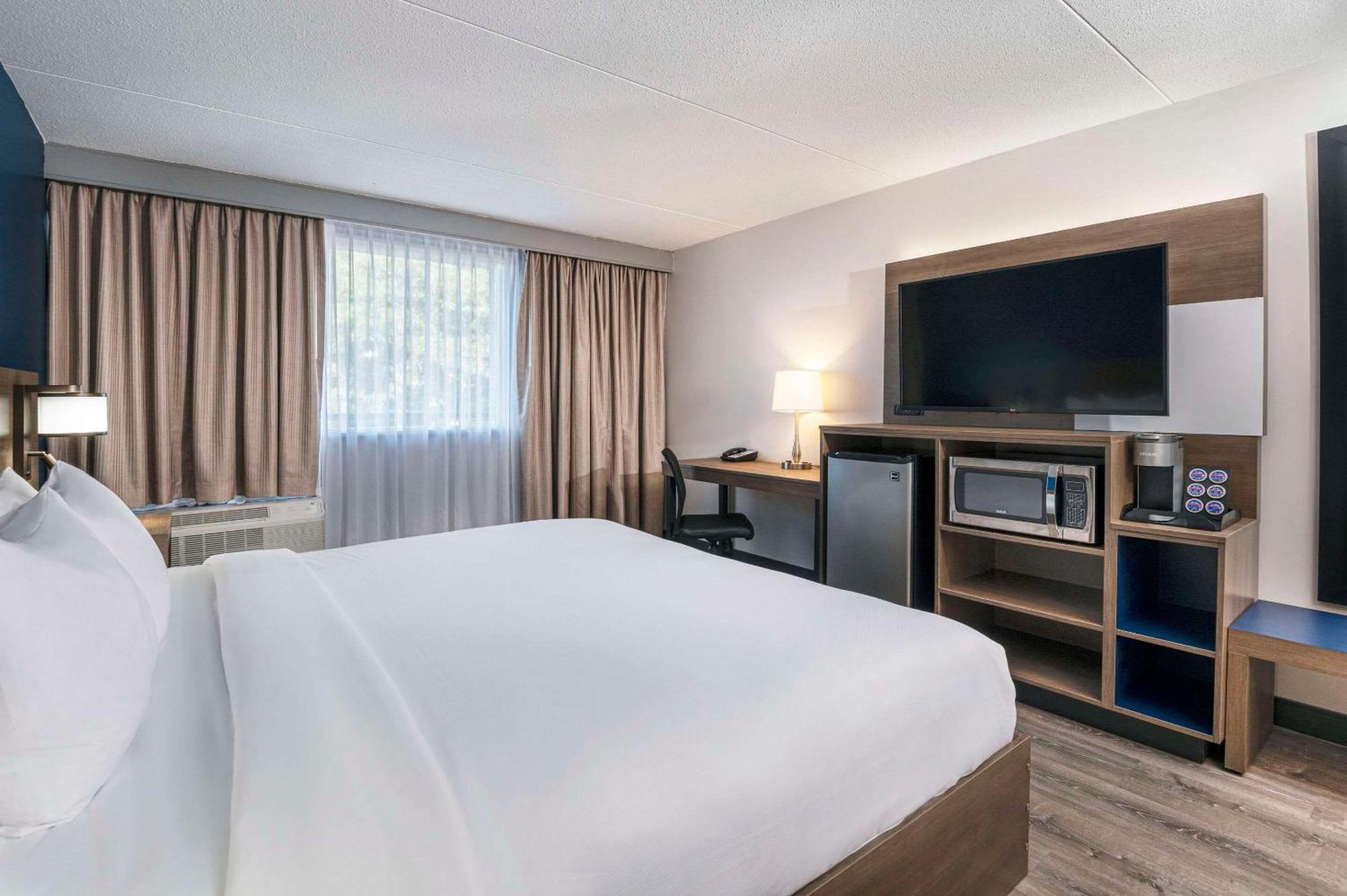 Comfort Suites Kingston Central Екстер'єр фото