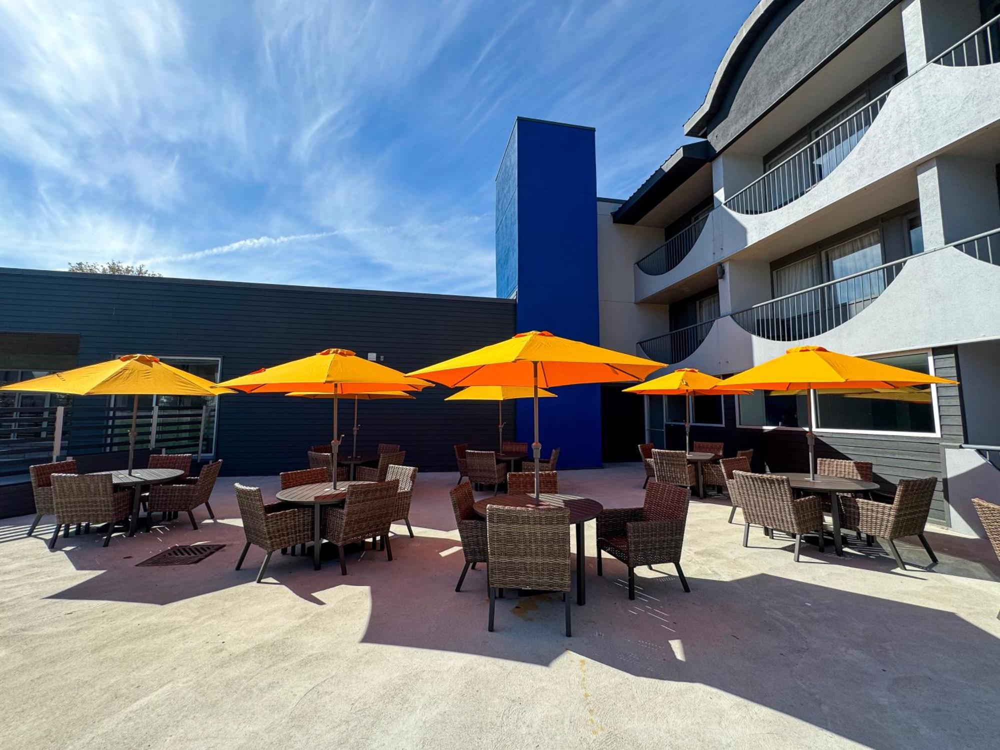 Comfort Suites Kingston Central Екстер'єр фото