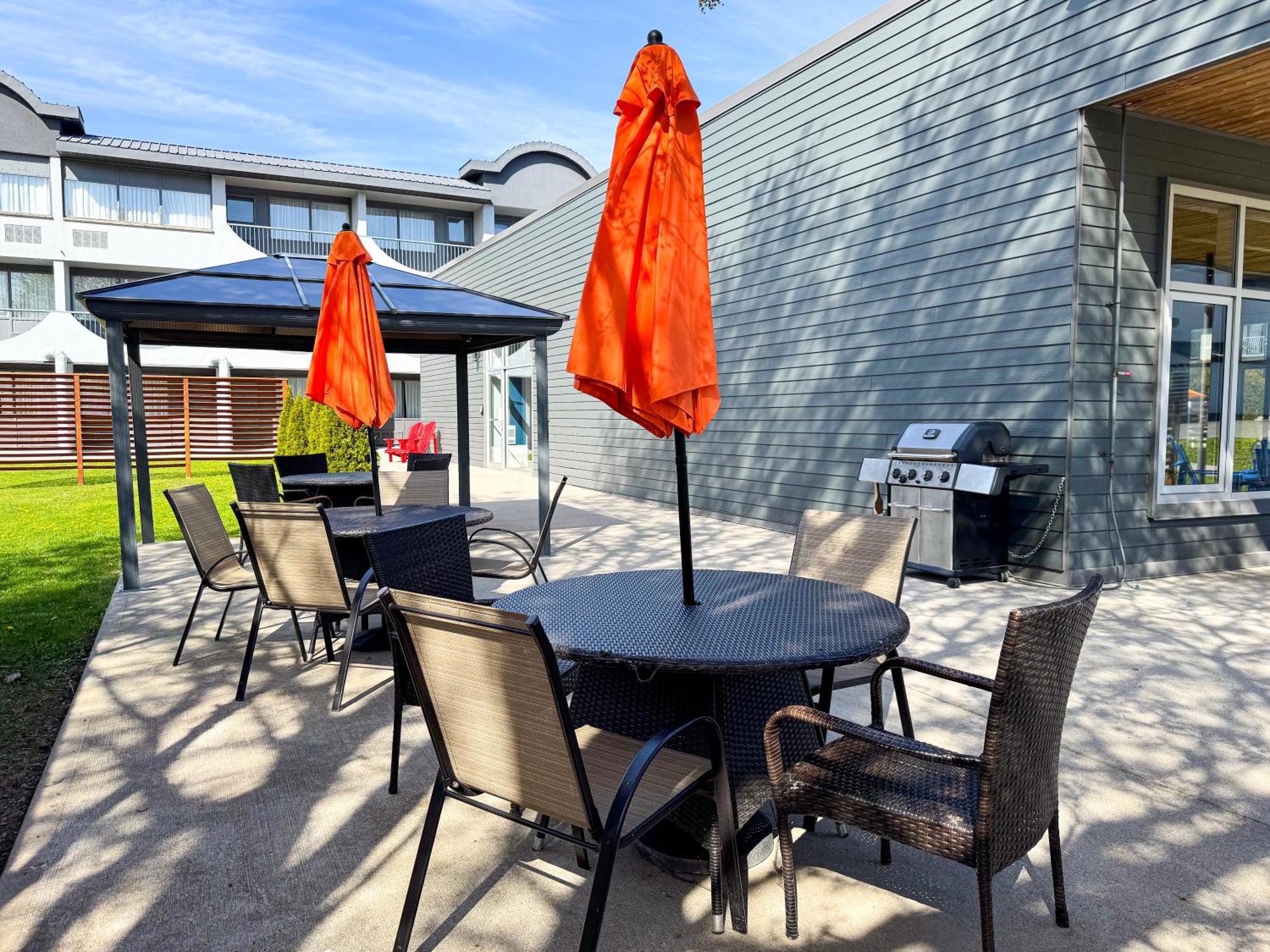 Comfort Suites Kingston Central Екстер'єр фото
