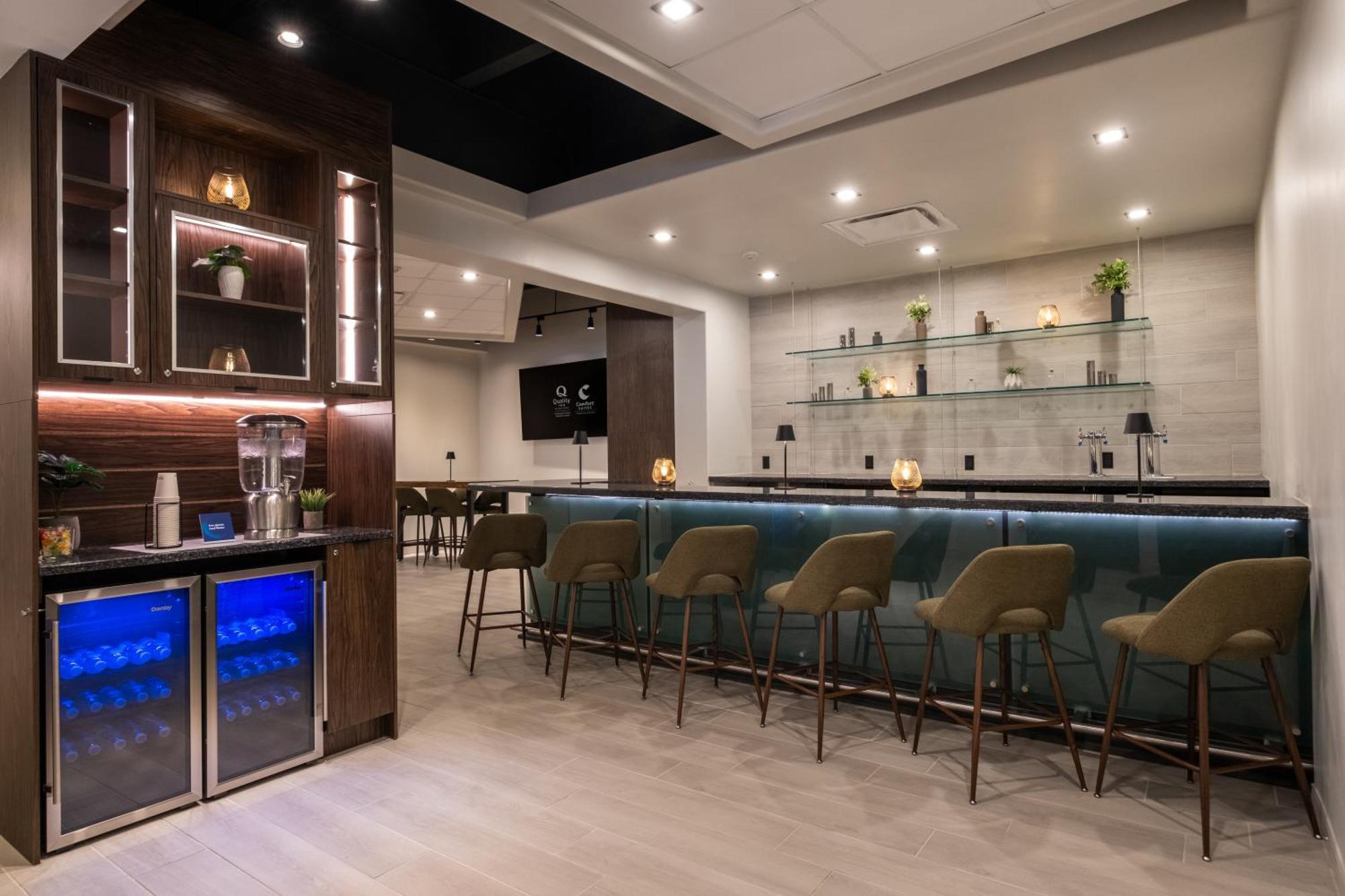 Comfort Suites Kingston Central Екстер'єр фото