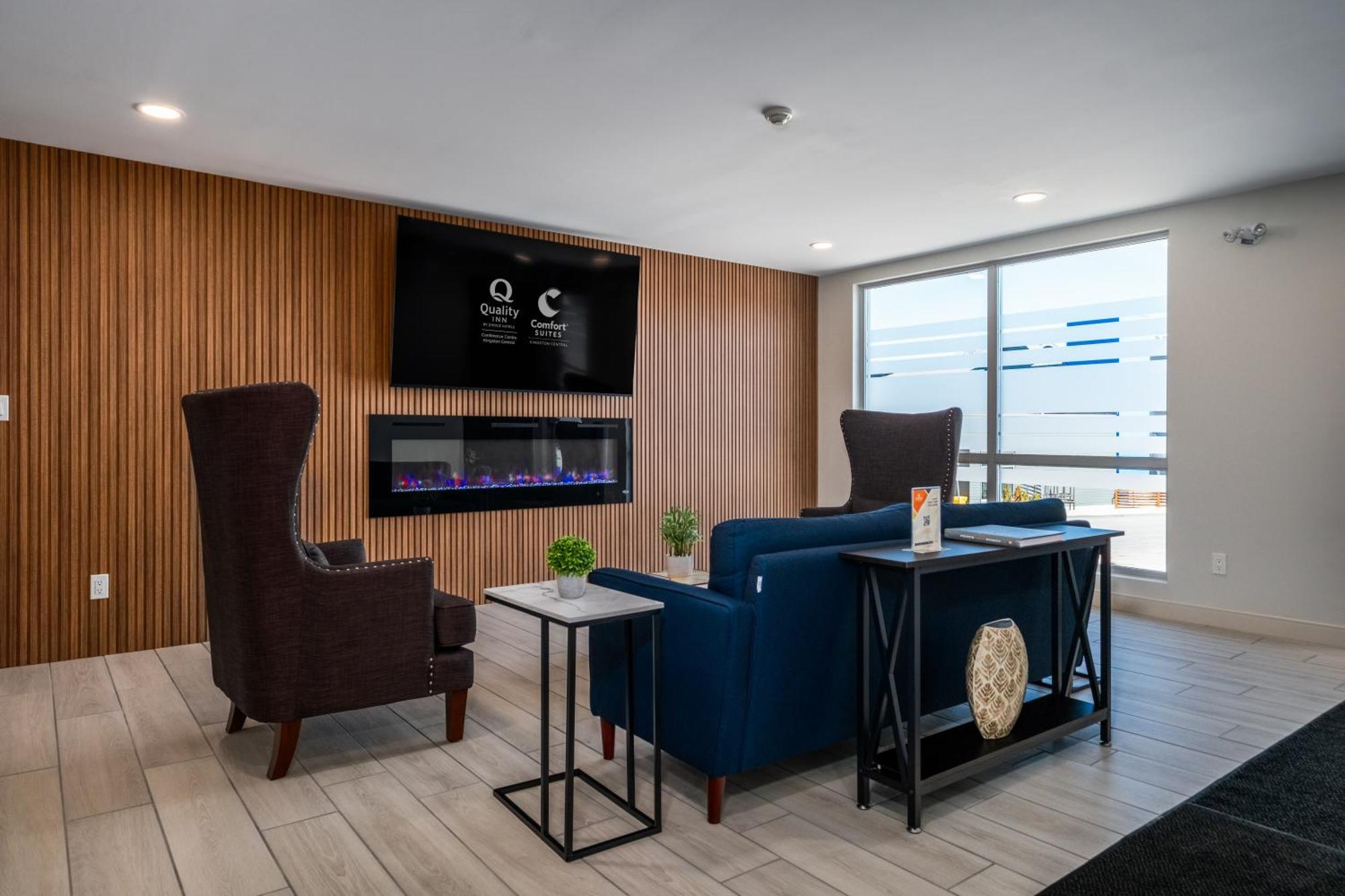 Comfort Suites Kingston Central Екстер'єр фото